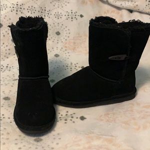 Lightly worn bearpaw boots. Worn twice max.